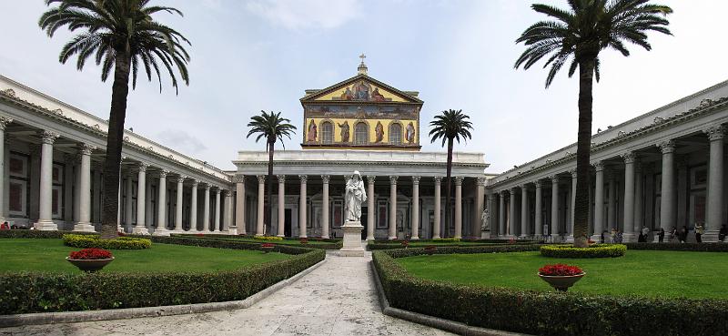 san paolo fuori le mura.jpg - De basiliek Sint-Paulus buiten de Muren (San Paolo fuori le Mura) werd gebouwd door keizer Constantijn boven het graf van Paulus. Opgravingen in de 20e eeuw hebben inderdaad een graf aangetroffen dat waarschijnlijk van Paulus is.
